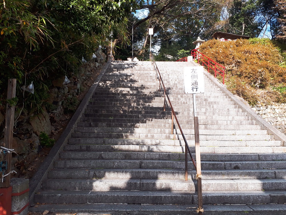 城山八幡宮の階段